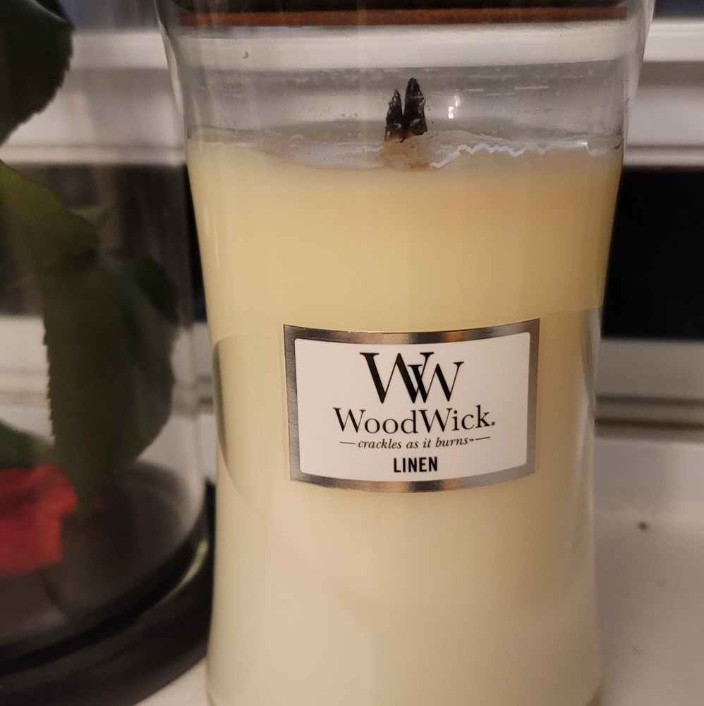 Woodwick linen scent candle (Used, but clean!)
